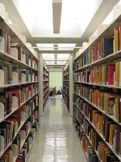 Davis Library at the University of North Carolina at Chapel Hill, a modernist concrete building among trees